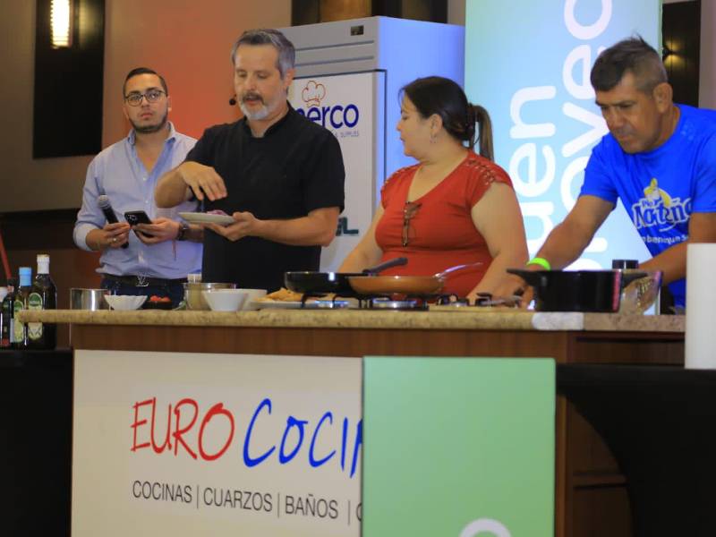 En la mañana, el chef mexicano Carlos Leal preparó un desayuno a la mexicana con chilaquiles con pollo.