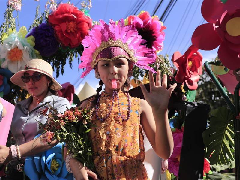 Una niña participa hoy en una carroza en el marco Festival de Las Flores, en el municipio de Santa Lucia en el departamento de Francisco Morazán (Honduras).