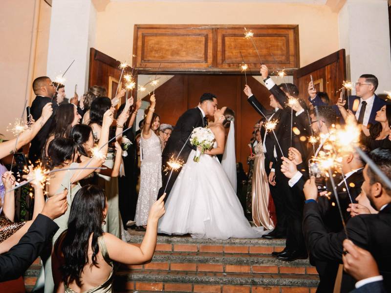 Los ahora esposos a la salida de la Iglesia María Reina del Mundo.