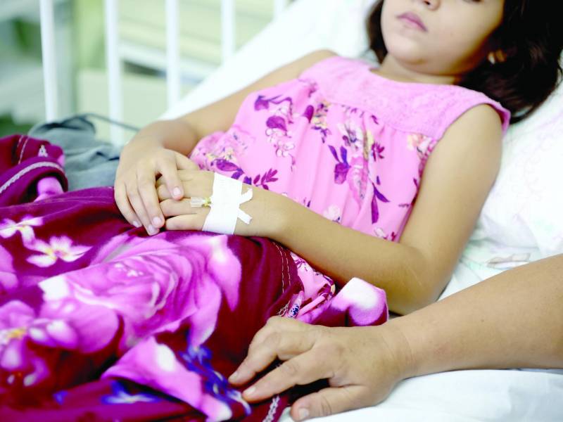 Una niña hospitalizada por dengue en el Leonardo Martínez. Foto: Yoseph Amaya