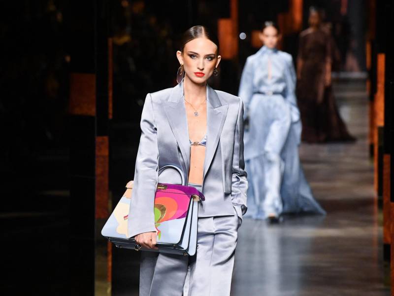 <i><b>Look ochenteros: llega en minifaldas tableadas, vestidos, sudaderas, jerséis y vaqueros, ganando el terreno a los colores clásicos para este tejido como el azul oscuro o lavado, y en especial de la mano de la tendencia “grunge”.</b></i>