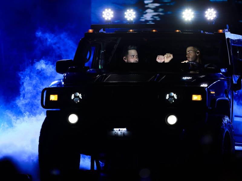 Prince Royce y Romeo Santos sorprendieron al llegar juntos en camioneta sobre el escenario para deleitar a su público.