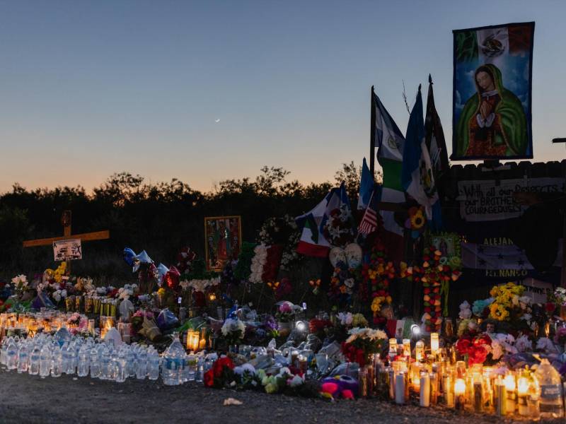 Un memorial con banderas de Guatemala, México y Honduras fue levantado en el sitio donde se encontró el tráiler con los migrantes fallecidos.