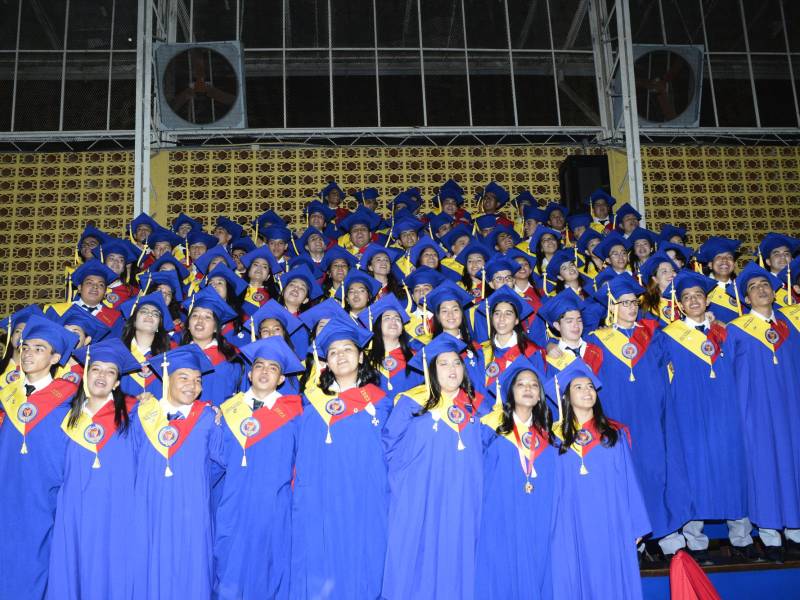 Los alumnos finalizaron los actos de graduación cantando el “Himno Lasallista” frente al público que los acompañó.