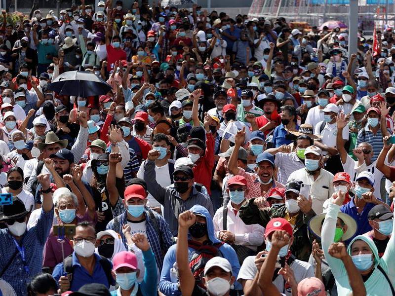 Decenas de personas protestan en la Plaza Gerardo Barrios durante la conmemoración de los 30 años de la firma de los Acuerdos de Paz.