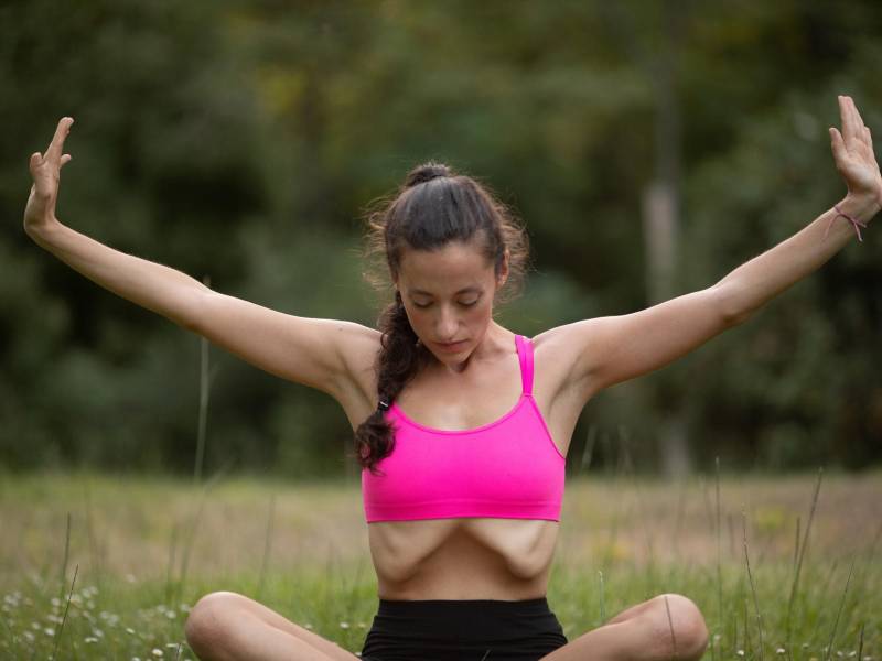 La ‘respiración de mariposa’ ayuda a regular el sistema nervioso y reducir el estrés, según Lara Cid (en la imagen). Foto: Bogdana Opanasyk.