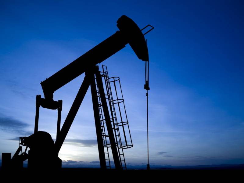 Las previsiones de crecimiento económico, revisadas a la baja por los economistas, influyeron en el desempeño de las cotizaciones del crudo.