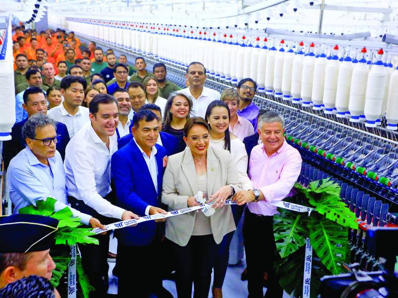 Héctor Zelaya, Yusuf Amdani, la presidenta Xiomara Castro y Tomás Vaquero en el corte de cinta, recorrieron las instalaciones y compartieron con los colaboradores. Fotos: Moisés V.