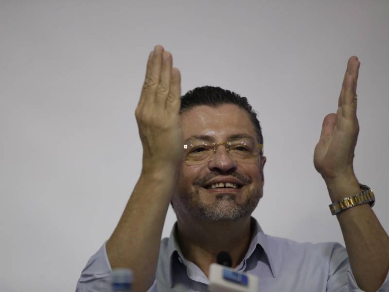 El candidato presidencial Rodrigo Chaves ofrece una rueda de prensa hoy, durante la segunda ronda de elecciones presidenciales, en el Colegio de Periodistas, en San José (Costa Rica). EFE/Bienvenido Velasco.