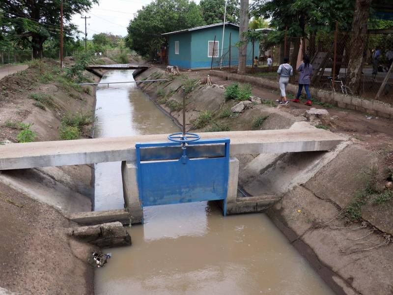 Fotografía muestra un canal de riego en una comunidad del valle de Comayagua (Honduras).