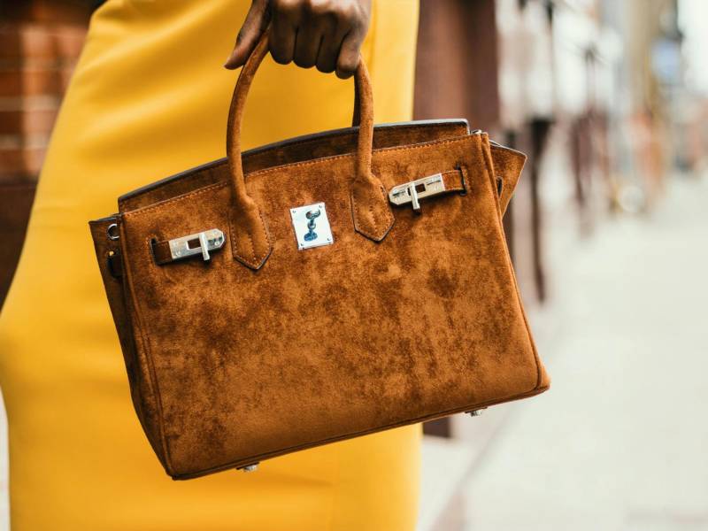 Tras el auge de los microbolsos, ahora es el turno de los bolsos en clave XL, los cuales se han tomado las pasarelas y las calles en modelos cargados de diseño y funcionalidad. Estas piezas, que parecen desafiar la lógica del minimalismo, han invadido tanto las pasarelas más prestigiosas como las calles de las principales capitales de la moda y también el día a día al ser un complemento idóneo para largas jornadas de trabajo y ocio.