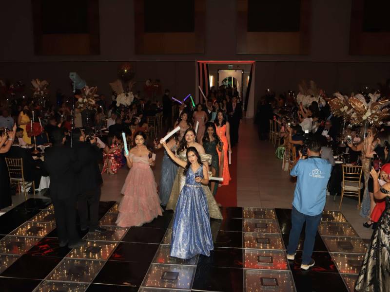 Más de 20 seniors disfrutaron en una jovial reunión, donde el buen gusto y la alegría imperaron. El Centro de Convenciones del Hotel Copantl fue sede del evento, en el que también los familiares y amistades asistieron para compartir la felicidad que predominó en cada bachiller. Ahora, gozan de sus vacaciones, pero en breve se unirán a distintas universidades nacionales e internacionales para continuar con su preparación profesional.