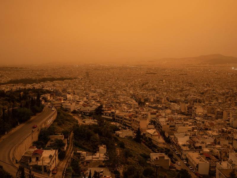 Los cielos sobre el sur de Grecia, incluida la capital Atenas, se han teñido de naranja debido a nubes de polvo del desierto del Sáhara, en uno de los peores episodios de este tipo desde 2018.