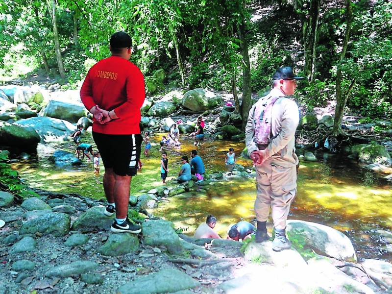 Los bomberos mantienen presencia a lo largo del río para la seguridad de los vacacionistas.