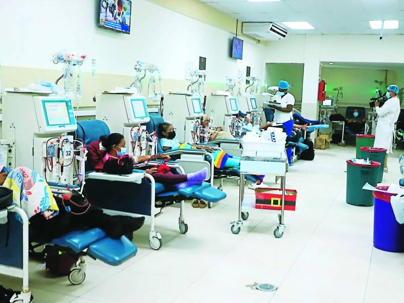 La sala de hemodiálisis, con capacidad para 40 pacientes, es atendida por tres enfermeras en turno.