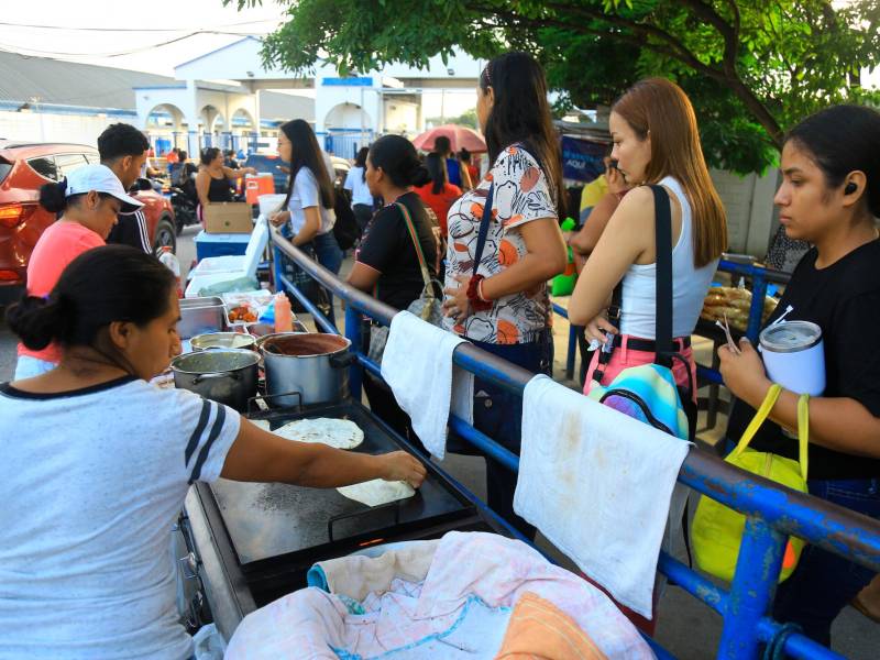 <b><span class=mln_uppercase_mln>economía.</span></b> Miles de pequeños negocios subsisten alrededor de la maquila. <span class=mln_uppercase_mln>Foto: Melvin Cubas</span>