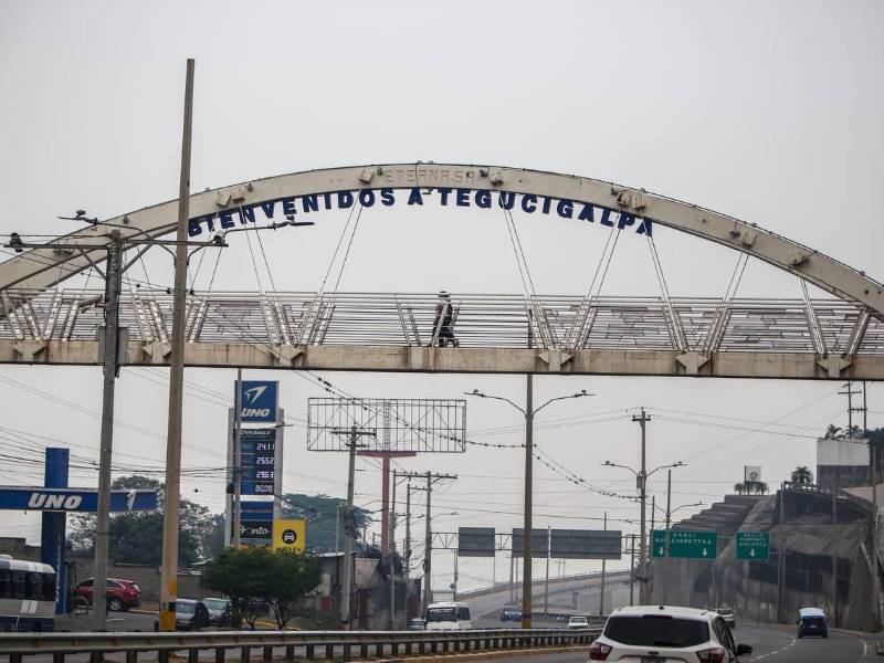 Foto de la entrada a Tegucigalpa en la que se puede observar una capa de humo tóxico.