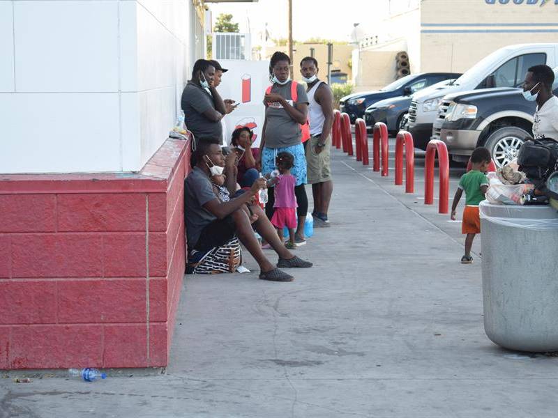 Varios haitianos en Del Río, Estados Unidos.