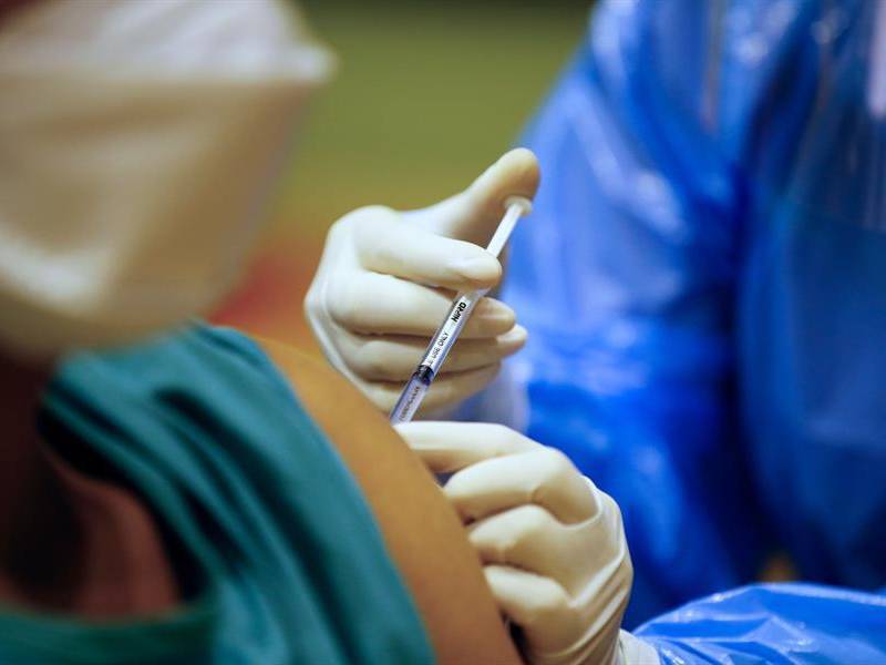 Una persona mientras recibe la vacuna Sinovac.