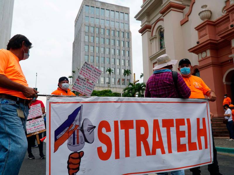 <b><span class=mln_uppercase_mln>reclamo.</span></b> Empleados de Hondutel protestan por el pago de salarios atrasados en San Pedro Sula.