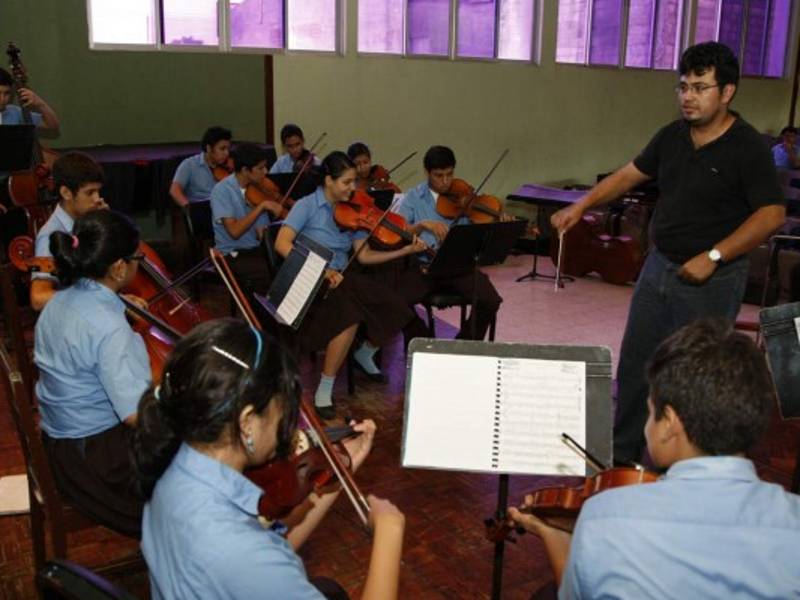 Alumnos de la escuela Victoriano López en un ensayo de rutina en el centro educativo.