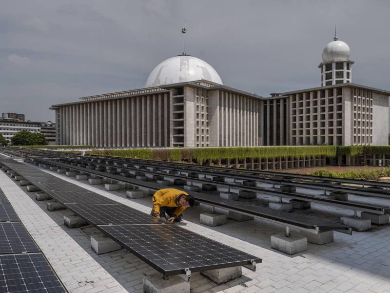 El medio ambiente es tema central de los sermones del Gran Imam Nasaruddin Umar, de la Mezquita Istiqlal en Yakarta, Indonesia. Inspeccionando paneles solares en la mezquita.