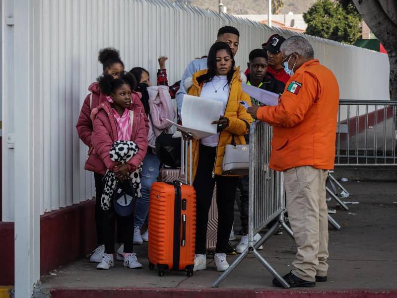 Los migrantes pagan miles de dólares en “paquete de amparos”, con el que los ‘coyotes’ prometen protegerlos de la deportación para un libre tránsito por el país.