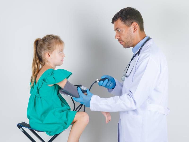 Expertos recomiendan comer más frutas y verduras y reducir el sodio para evitar la hipertensión.