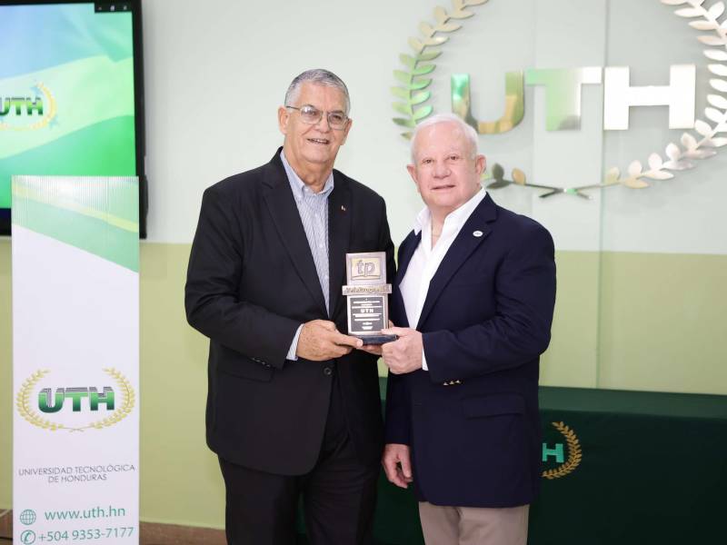 Juan Bendeck, presidente de TeleProgreso, entrega el reconocimiento a Roger Valladares.