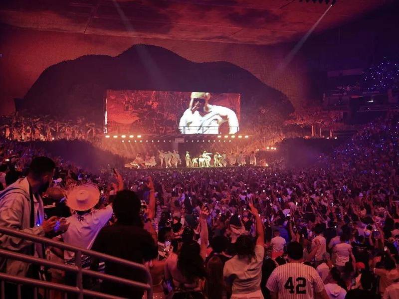 Bad Bunny se presenta en el Coliseo de Puerto Rico en San Juan (Puerto Rico).