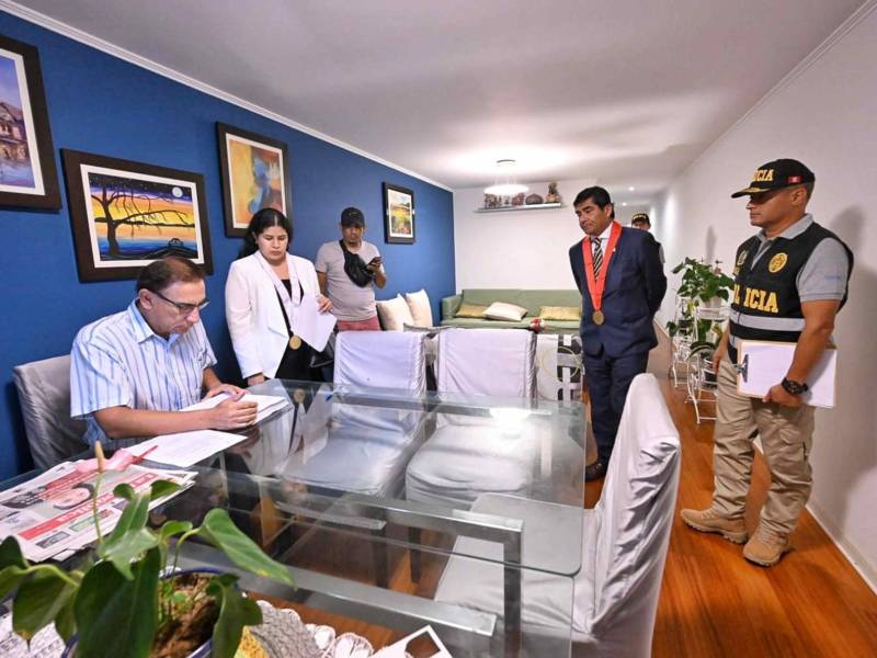 El expresidente peruano Martín Vizcarra durante el allanamiento a su vivienda en Lima (Perú).