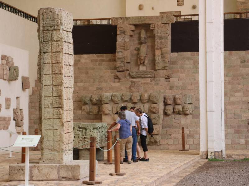 Extranjeros visitan el museo de las esculturas en el sitio maya de Copán.