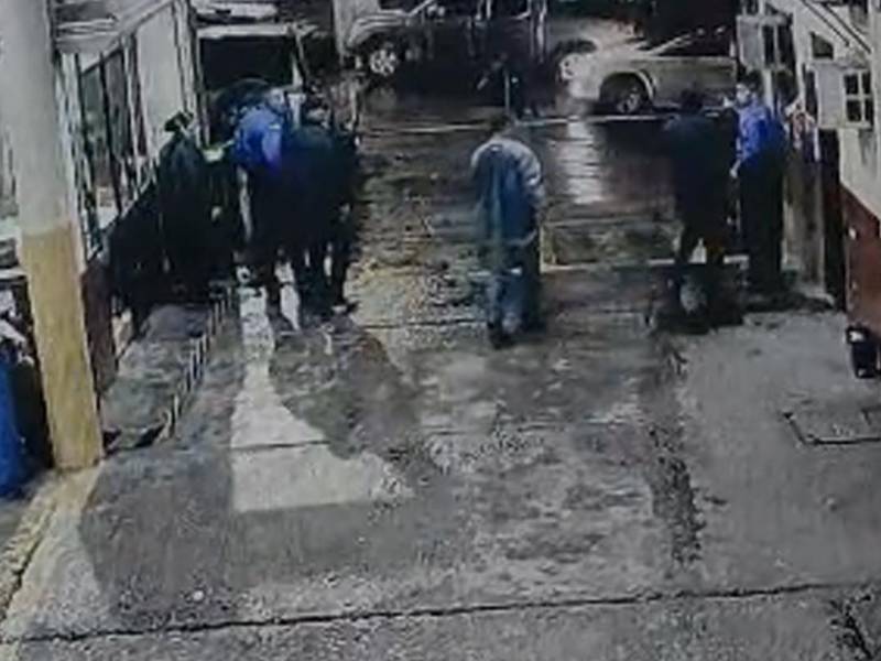 Imagen del momento en que el diputado Mario Pérez apunta al guardia con un arma de fuego.