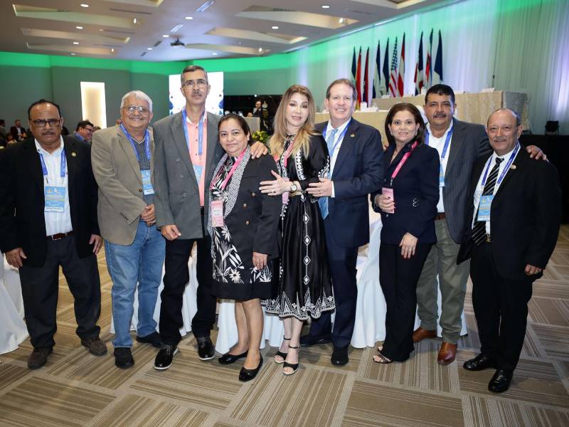 Julio Peralta, Jaime Cruz, Neftali y Rosa Arauz, Daysi y Juan Tijerino junto a Marlene y Luis Amado Cruz con Alberto Pereira