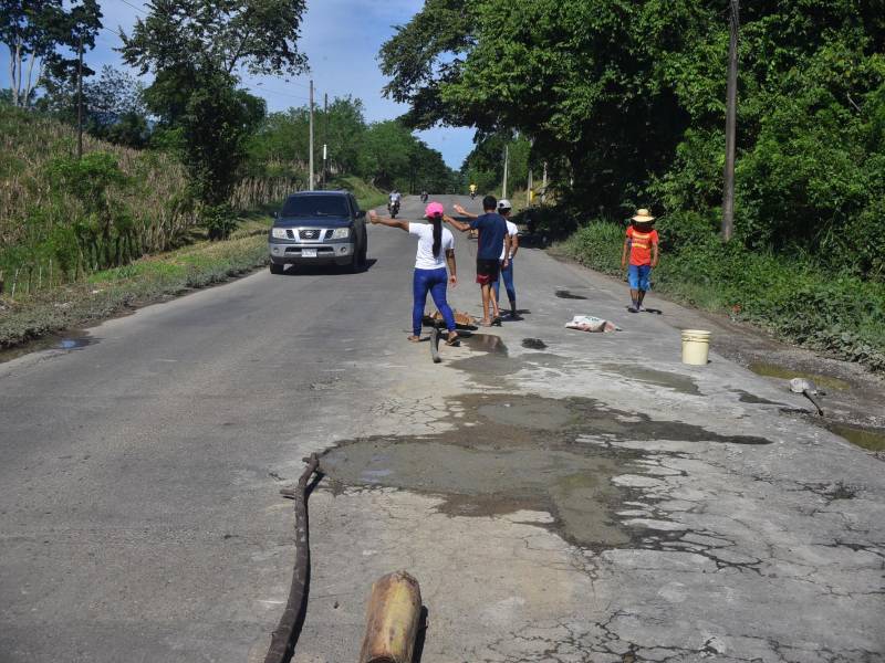 La carretera CA-13 entre La Ceiba y Trujillo está severamente dañada y urge su reconstrucción total. La vía fue pavimentada a mediados de 1980 y ya dio su vida útil.