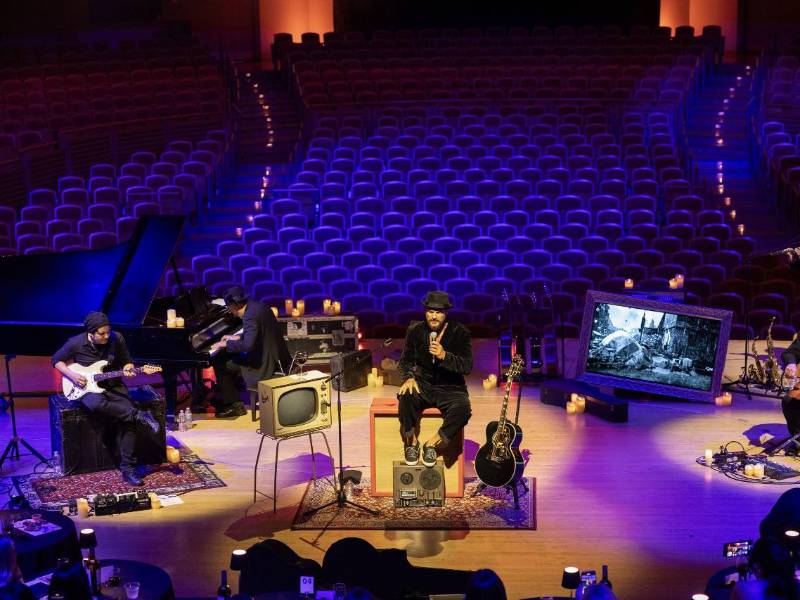 Ricardo Arjona deleitó a los asistentes con sus nuevos temas musicales.