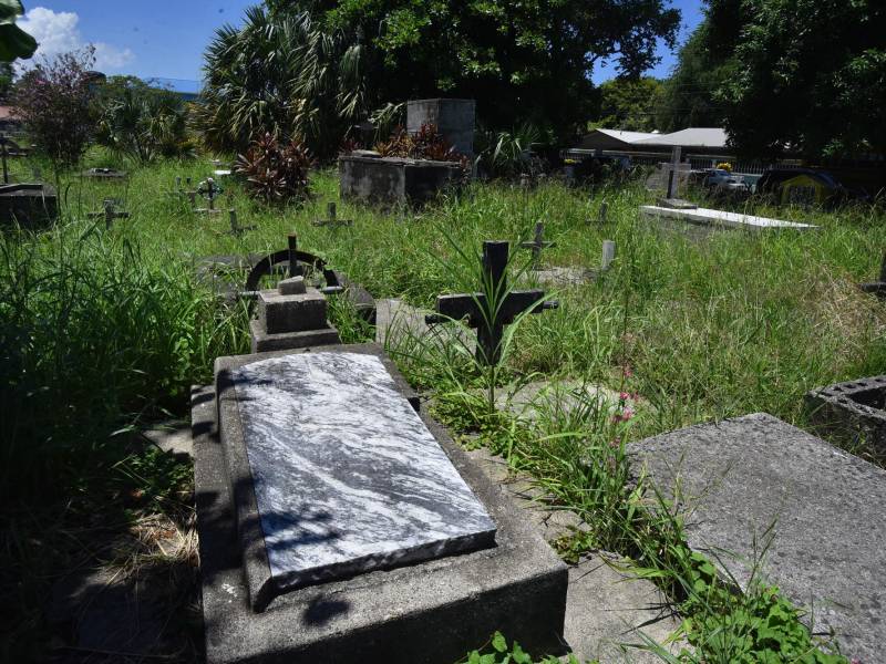 En el cementerio San Isidro hay muertos sepultados a solo dos pies de profundidad porque nace un vertiente de agua. “Ya están saturados, si alguien fallece en estos momentos es muy difícil que haya espacio. Había un plantel nuevo, pero se llenó con la pandemia. Además no es un lugar que reúne las condiciones porque es un guindo”, dijo Noé Lanza, administrador del cementerio San Isidro.