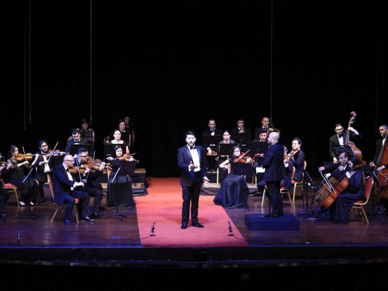 El mexicano Raúl Gutiérrez fue uno de los tres tenores que brillaron con su alcance vocal en cada melodía.