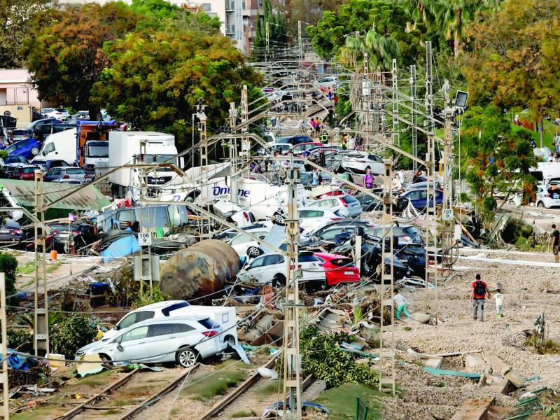 Vecinos y personas de diversas comunidades autónomas trabajan como voluntarios para restablecer la normalidad en Valencia.