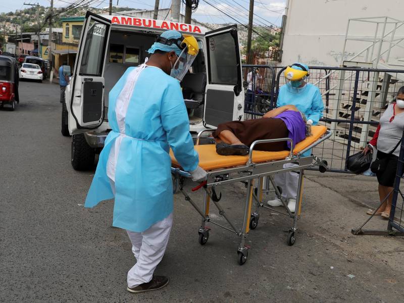 Personal de salud recibe pacientes sospechosos de covid-19 en Tegucigalpa (Honduras). Fotografía de archivo.
