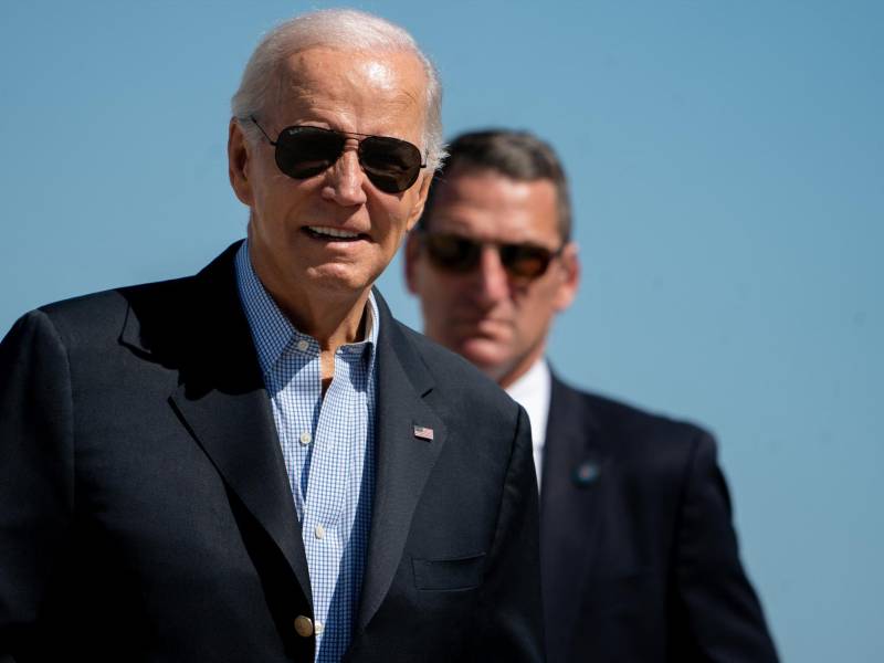 El presidente estadounidense Joe Biden camina para abordar el Air Force One en la base conjunta Andrews en Maryland, el 2 de septiembre de 2023.