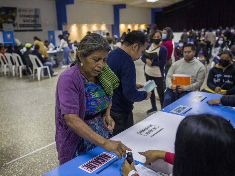 Ciudadanos votan hoy en las elecciones generales tras la apertura de los colegios electorales, en San Juan Sacatepéquez a 45 kilómetros de la Ciudad de Guatemala (Guatemala).