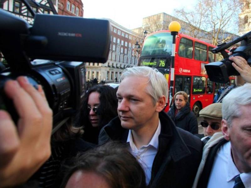 Julian Assange goza de la protección del gobierno de Ecuador en Londres, Reino Unido.