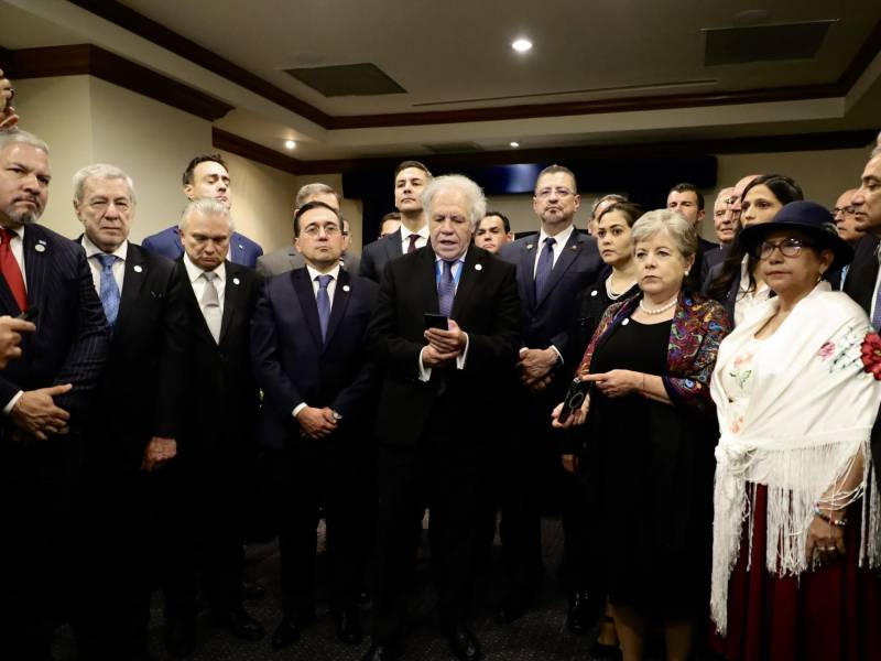 Luis Almagro, secretario general de la Organización de Estados Americanos (OEA), ofrece hoy una declaración conjunta acompañado de cancilleres y Jefes de Estado de varios países que respaldan el apoyo al presidente Bernardo Arévalo.