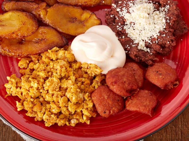La cocina hondureña es una fusión de las cocinas mesoamericana, española, africana y caribeña. Las especialidades regionales incluyen pescado frito, tamales, pollo frito con tajadas, sopa de caracol y baleadas.