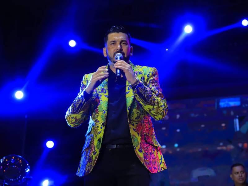 En una noche fresca y con la luna llena de testigo, Luis Ángel “El Flaco” , puso a bailar, cantar e hizo volver a enamorarse a los cientos de fans que se dieron cita el jueves pasado en las instalaciones de Expocentro.