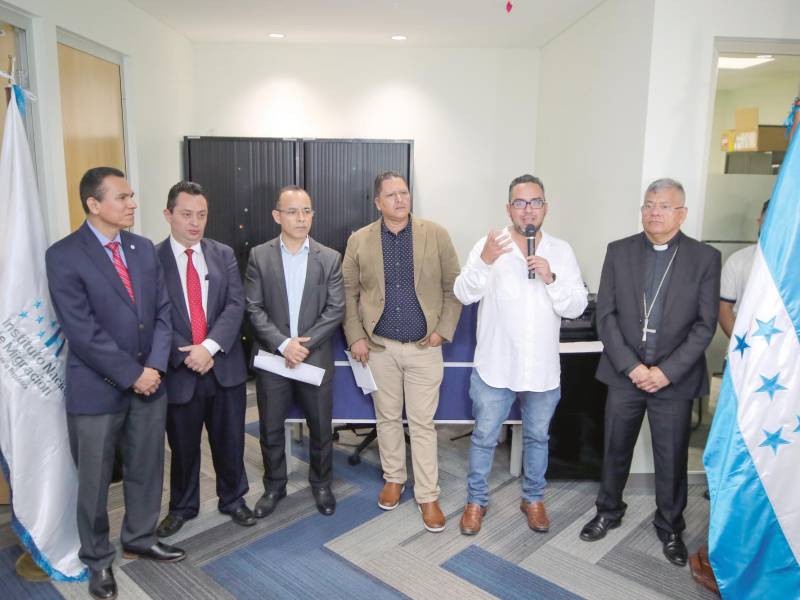 <b><span class=mln_uppercase_mln>reunión.</span></b> El director del INM y los representantes de iglesias.