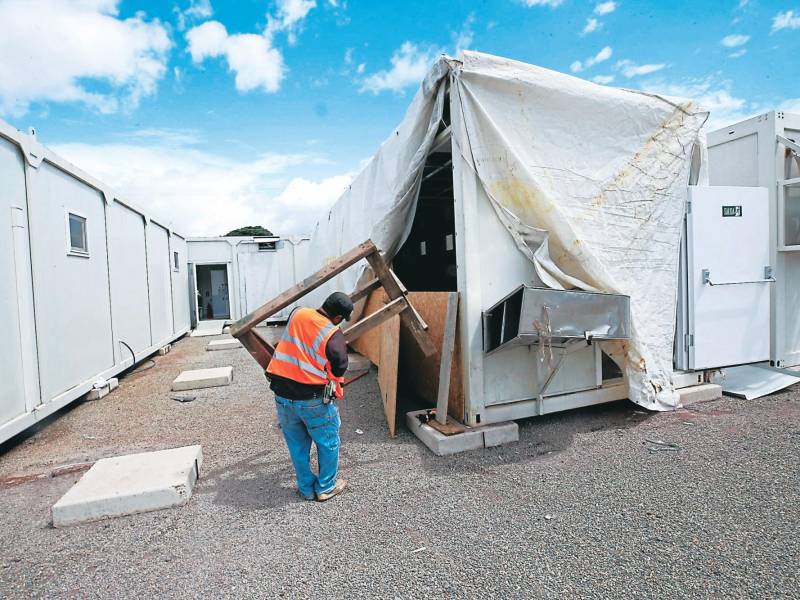 <b>ABANDONO.</b> El hospital móvil de Juticalpa, Olancho, jamás funcionó. Marco Bográn cuando era llevado a juicio.