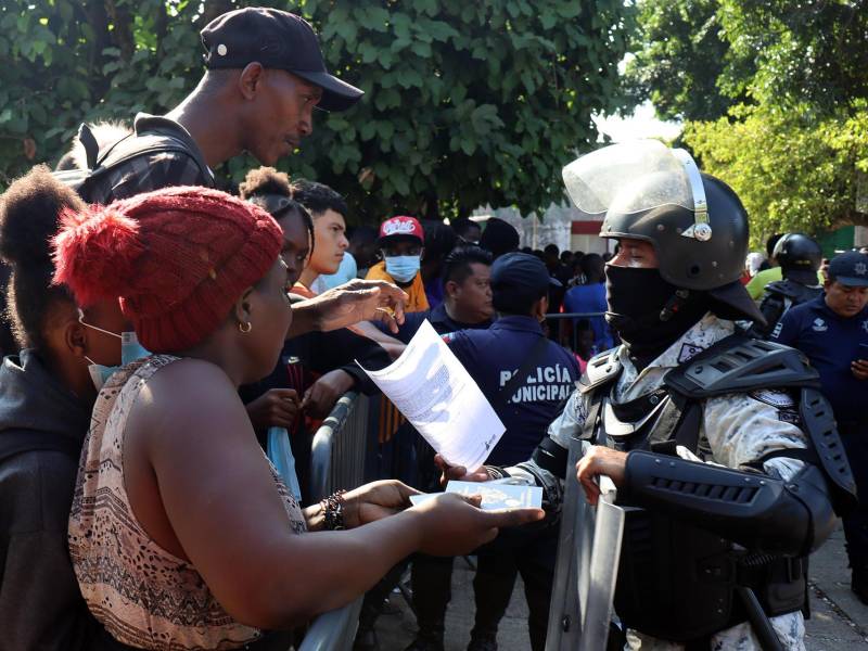 Miles de migrantes hacen fila para solicitar asilo en una oficina migratoria de Tapachula.
