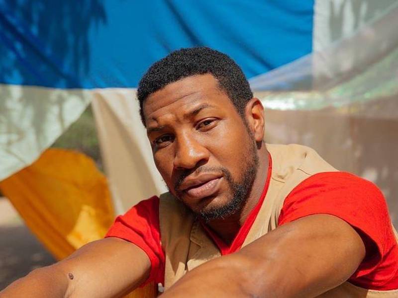Jonathan Majors enfrentará el próximo 8 de mayo un juicio bajo la demanda de violencia doméstica. Ha sido centro de controversias y debates desde que se confirmó que, supuestamente, atacó a una mujer reconocida como su pareja, luego de que le pidiera revisar su teléfono.